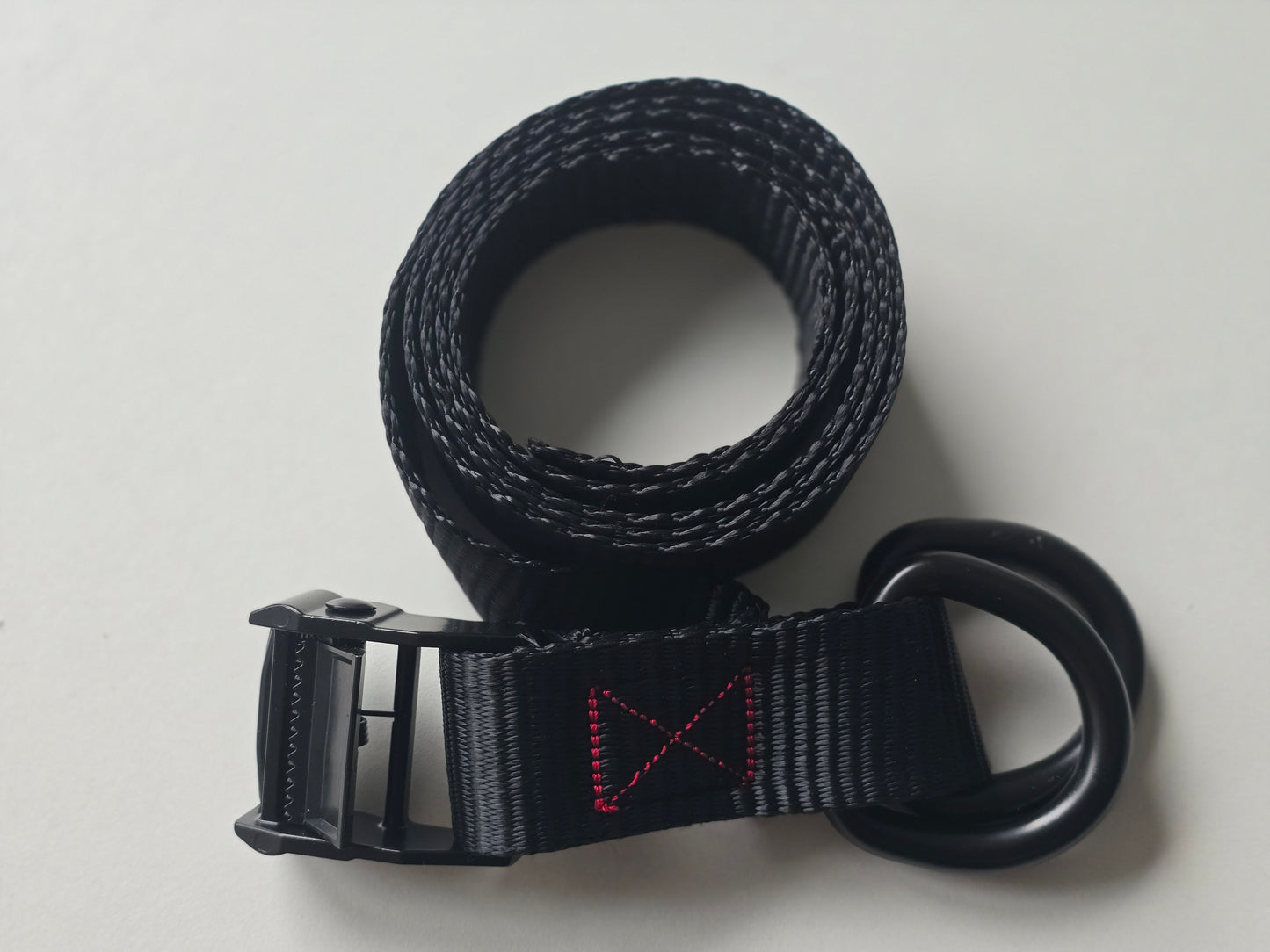 Heavy-Duty 38 mm Cam Buckle Strap (1,5 m) mit D-Rings – 650 kg Bruchlast, REACH SVHC konform, Schwarz